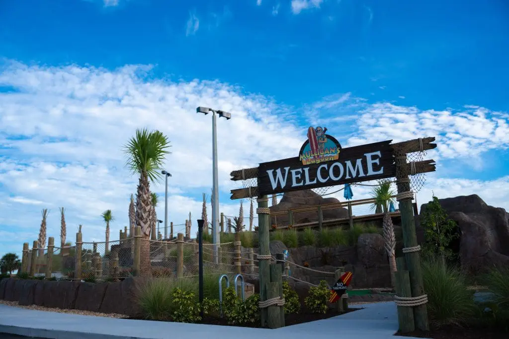 mini golf welcome sign